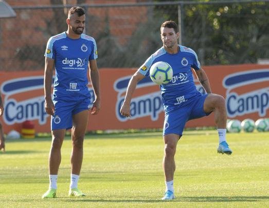 20/12/2019 - antes mesmo do Conselho Gestor assumir, o Cruzeiro teve conhecimento dos processos trabalhistas de Thiago Neves e Fabrício Bruno. O camisa 10 entrou na Justiça solicitando a rescisão imediata do contrato por atraso no pagamento dos salários, além de uma quantia na casa dos R$ 16 milhões. Já o zagueiro, interessado em se transferir para o Celtic, também pediu a rescisão do contrato, além de cerca de R$ 4 milhões.