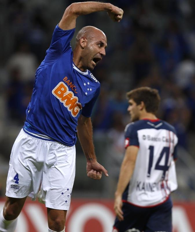 Um uniforme exclusivo para a disputa da Copa Libertadores foi usado em 2014. A camisa, azul, tinha a coroa em alto relevo no peito e gola redonda lisa na cor branca. Tambm foi lanada uma verso reserva dessa camisa, branca.
