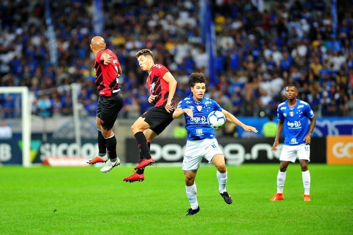 Lances do primeiro tempo de Cruzeiro x Athletico-PR, no Mineiro, pela 12 rodada do Brasileiro; time paranaense saiu na frente na etapa inicial com gol de pnalti do lateral Jonathan