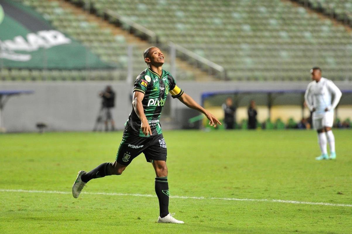 Fotos do gol de Juninho, o terceiro do Amrica na partida contra o Grmio, no Independncia, em BH, pelo Brasileiro: 3 a 0