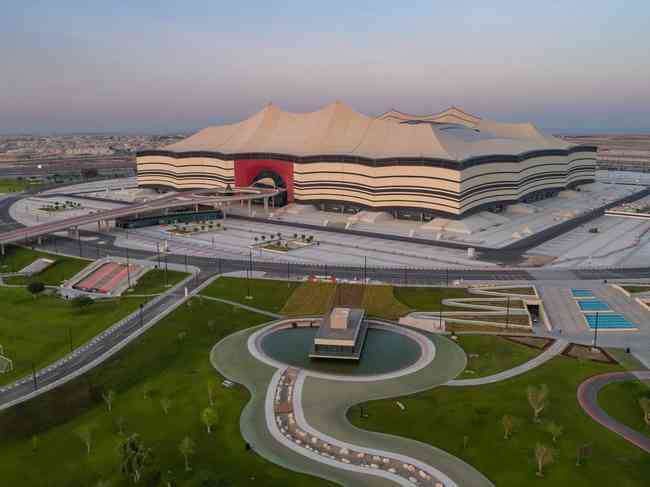 Estádio Al Bayt: localizada em Al Khor, arena tem design inspirado na Bayt al sha'ar, tenda tradicionalmente utilizada por nômades como proteção contra o sol desértico no Catar