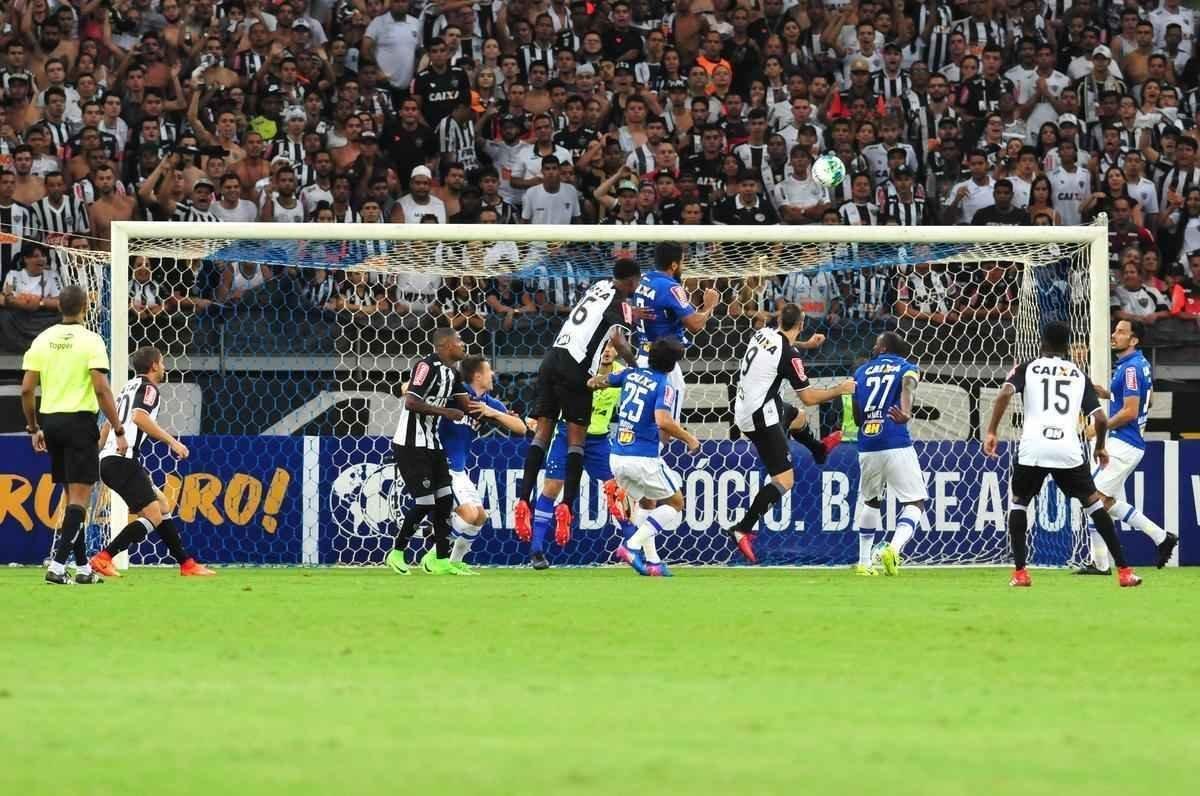Imagens do segundo tempo do clssico vencido pelo Cruzeiro no Mineiro