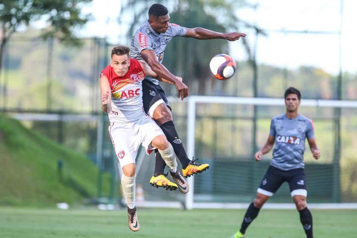 Com gols de Fred e Carlos Csar, Atltico vence jogo-treino contra Guarani de Divinpolis, na Cidade do Galo, por 2 a 0