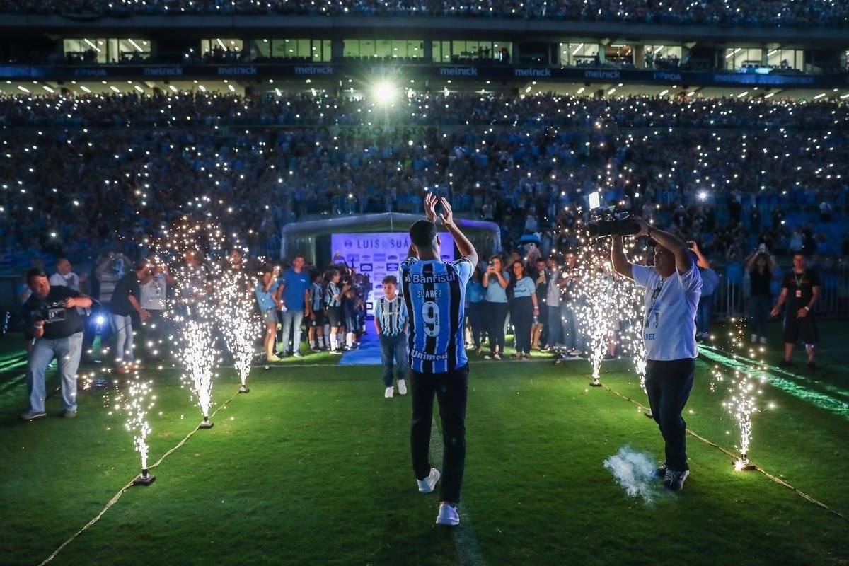 Luis Surez foi apresentado na Arena Grmio nesta quarta-feira (4/1)