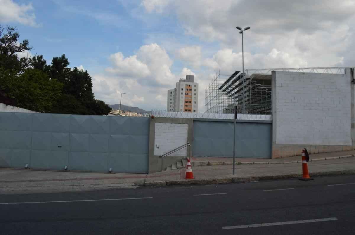 Bem mais alta, arquibancada mvel do Independncia j  visualizada desde a Rua Pitangui