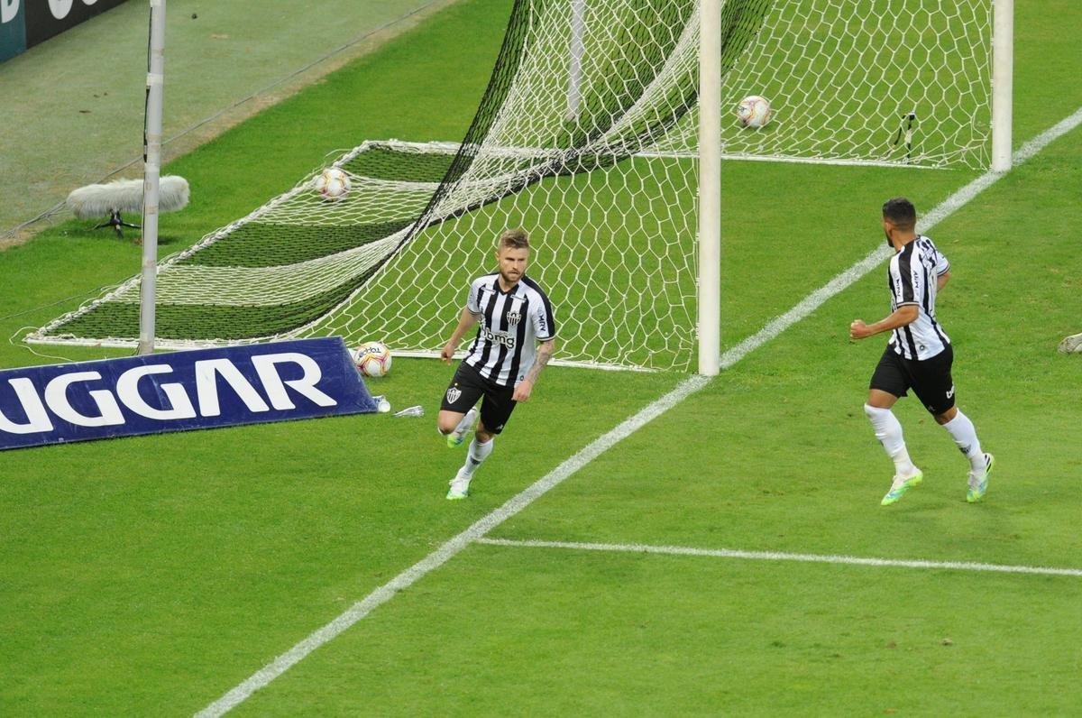 No segundo tempo, o Tombense saiu na frente, com gol de pnalti de Rubens. Logo depois, Sasha empatou para o Galo, aps falha pontual do goleiro Felipe. 