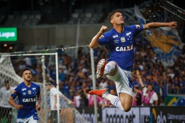 Thiago Neves colocou o Cruzeiro em vantagem no primeiro tempo e balançou o Mineirão