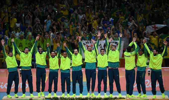 Festa do Brasil com a medalha de ouro no pdio no Maracanzinho