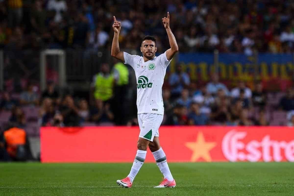 Duelo no Camp Nou marca o retorno do lateral Alan Ruschel aos gramados aps o acidente com o avio da Chape, em novembro de 2016