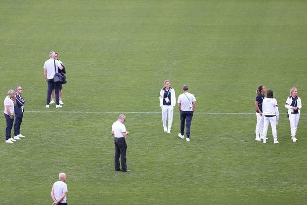 Jogadoras francesas foram bem mais discretas e apenas contemplaram o Mineiro