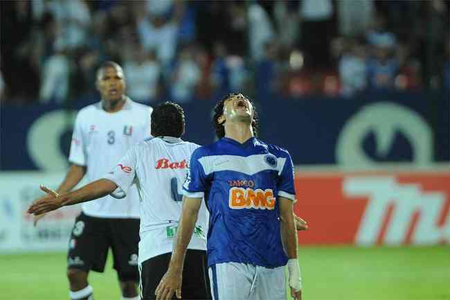 Depois de vencer o Once Caldas na Colmbia por 2 a 1, Cruzeiro perdeu em Sete Lagoas por 2 a 0 e foi eliminado nas oitavas de final da Libertadores