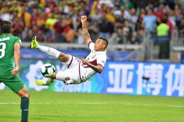 Imagens da partida entre Bolvia e Venezuela