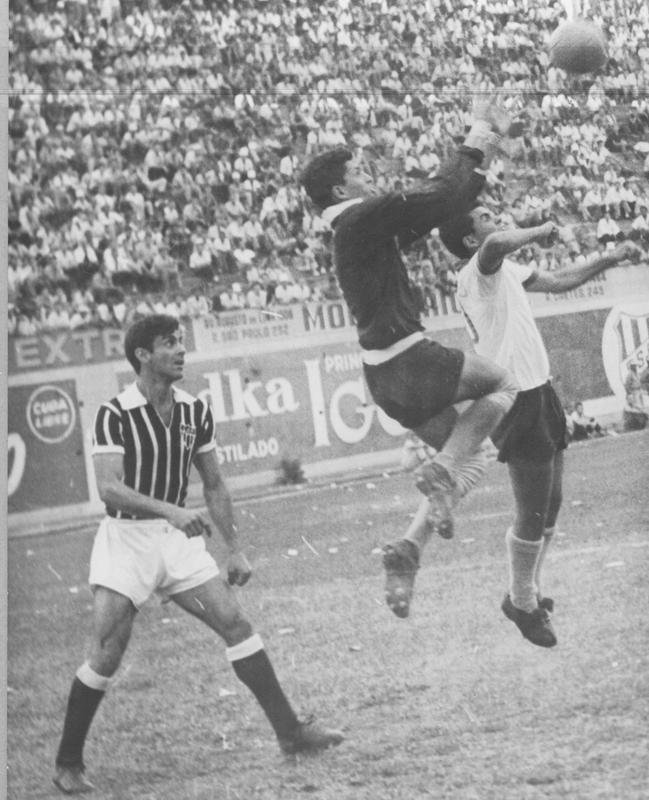 1962 - O ltimo jogo do Atltico antes e o primeiro depois do Mundial do Chile foram amistosos. Em 27 de maio, o time goleou o Usina Esperana, em Itabirito, interior de Minas, por 6 a 1. Em 24 de junho, outra vitria tranquila: 5 a 1 diante do Villa Nova, no antigo Estdio Presidente Antnio Carlos, em Lourdes. Esse tipo de partida festiva tambm foi realizado durante a Copa do Mundo, em que o Brasil ficou com o bicampeonato.