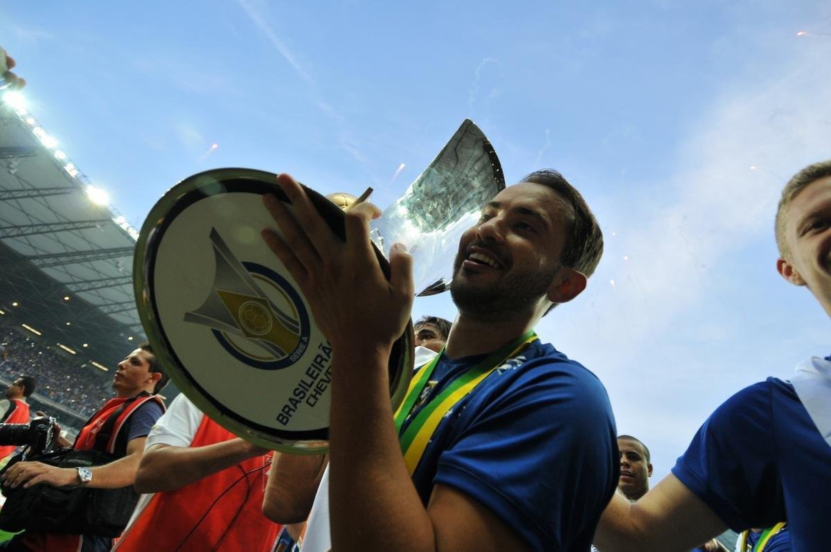 Everton Ribeiro  um dos grandes craques da histria do Cruzeiro e foi bicampeo brasileiro em 2013 e 2014. Por um capricho, no vestiu a 10, que foi de Diego Souza e Jlio Baptista no perodo. O meia disputou 116 jogos com a camisa celeste, marcou 24 gols e deu 36 assistncias.