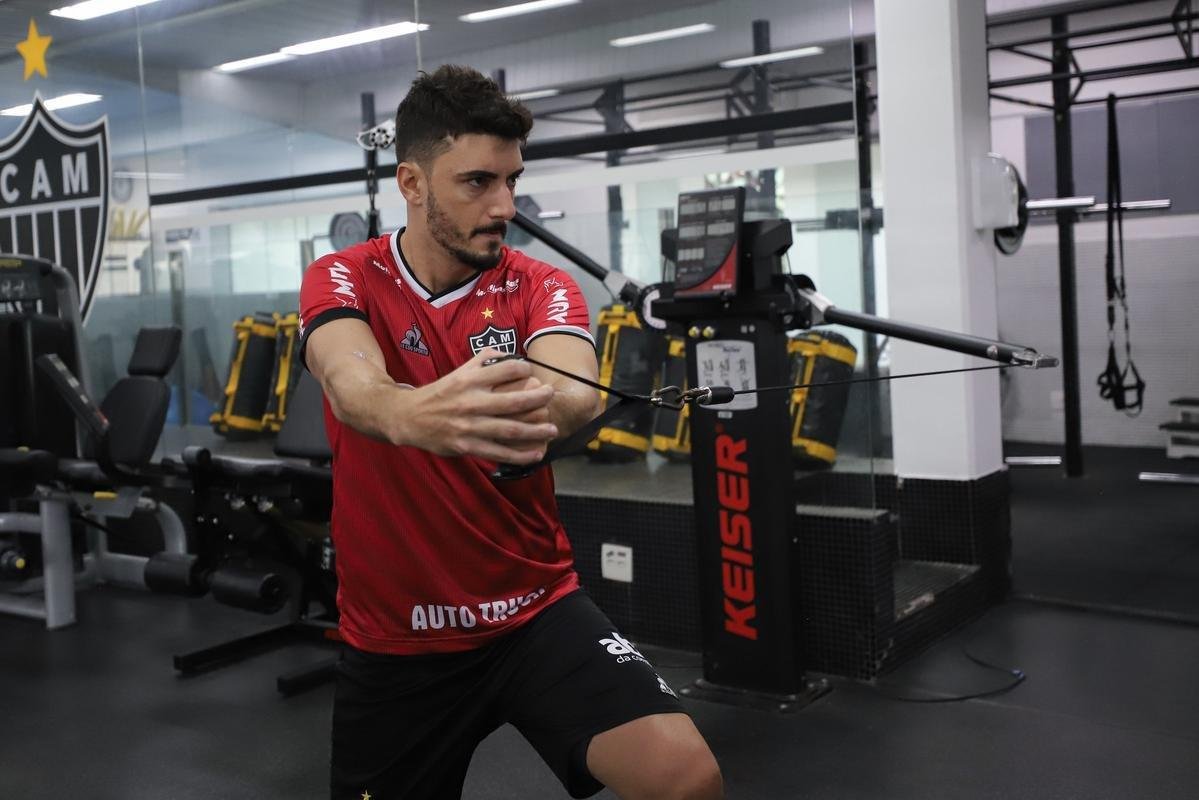 Nesta tera-feira (18), o Atltico realizou o segundo dia de trabalhos na pr-temporada 2022. Novamente com trabalhos fsicos, os atletas fizeram atividades na academia e tambm de corrida nos campos da Cidade do Galo, em Vespasiano. Ausncia, o atacante Jefferson Savarino busca solucionar burocracias para retornar da Venezuela e se juntar ao grupo alvinegro.