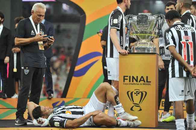 Atlético ergue a taça e festeja bi da Copa do Brasil