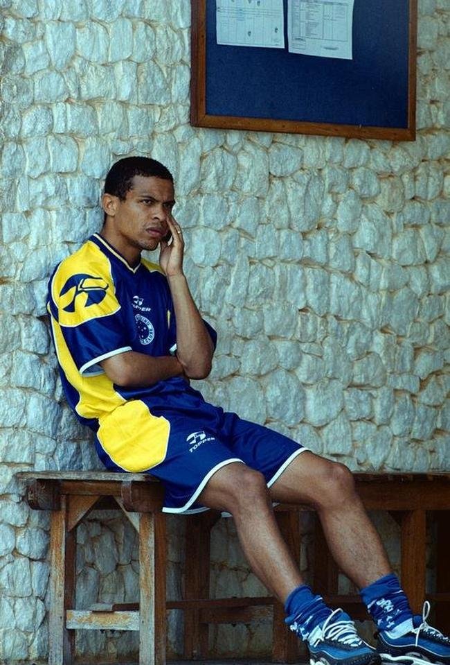 Revelado pelo Cruzeiro, Geovanni tambm passou por
Amrica, Barcelona, da Espanha, Benfica, de Portugal, Manchester City e Hull City, ambos da Inglaterra, SJ Earthquakes, dos Estados Unidos, Vitria e Bragantino