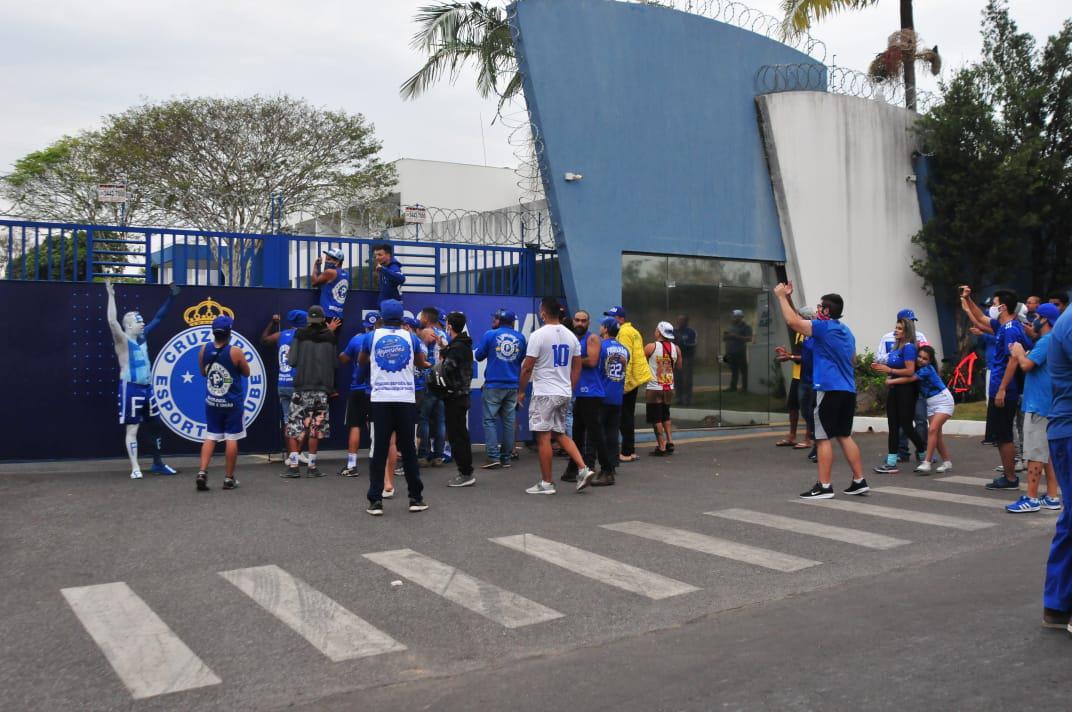 Torcedores cobraram empenho e querem melhores resultados em campo