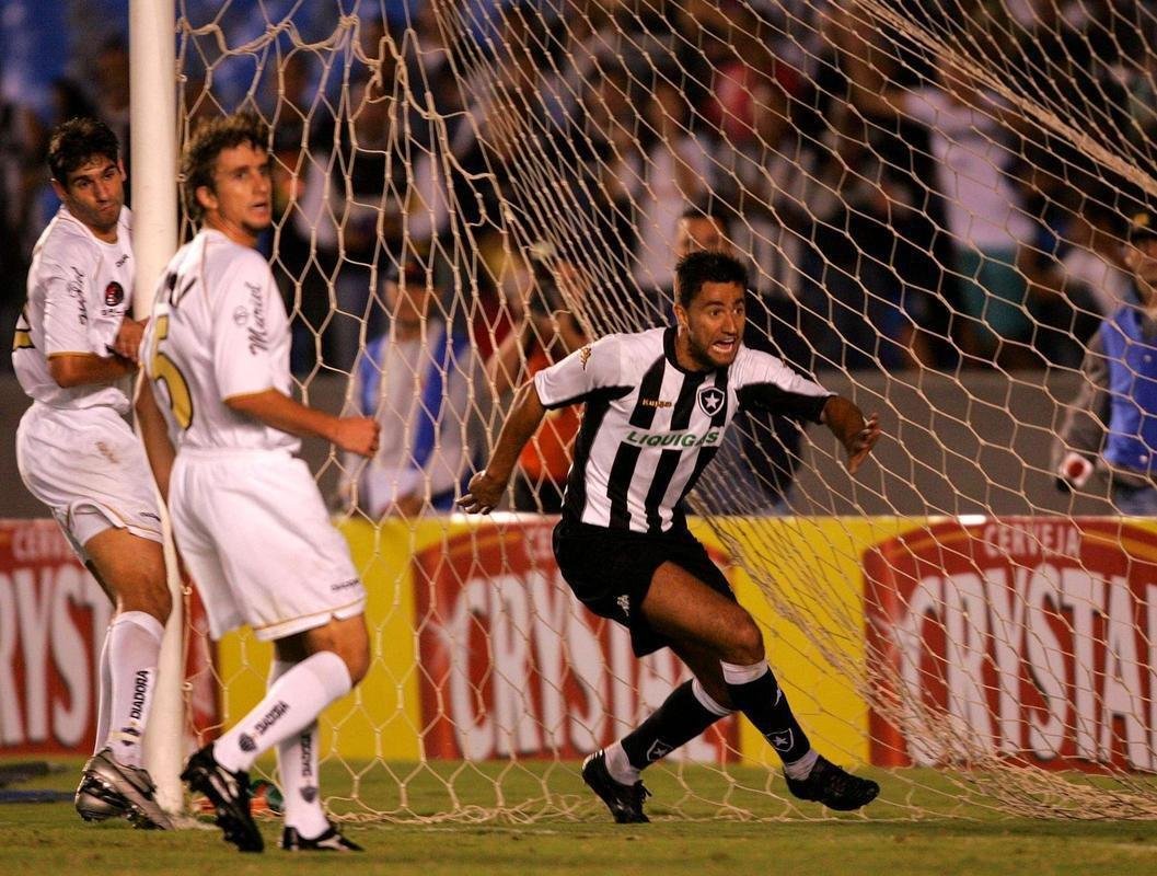 2007 - Nas quartas de final em 2007, o Atltico acabou eliminado pelo Botafogo. No Mineiro, empate sem gols. No Rio, derrota por 2 a 1.