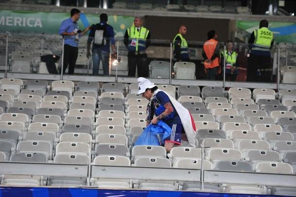 Depois do empate entre Japo e Equador, por 1 a 1, pela Copa Amrica, um torcedor japons deu um bom exemplo aos brasileiros. Com pacincia, ele recolheu lixo em vrios pontos do setor em que se encontrava no Mineiro. Na Copa de 2014, no Brasil, os nipnicos j haviam mostrado civilidade ao mundo ao limpar arquibancadas e vestirios dos estdios.