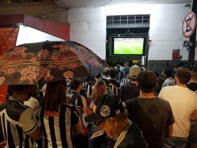 Atleticanos acompanharam Flamengo 2x1 Ceará nos bares de Belo Horizonte, na expectativa de comemorar o título antecipado do Campeonato Brasileiro. No entanto, o rival carioca venceu o time nordestino e adiou a festa atleticana.