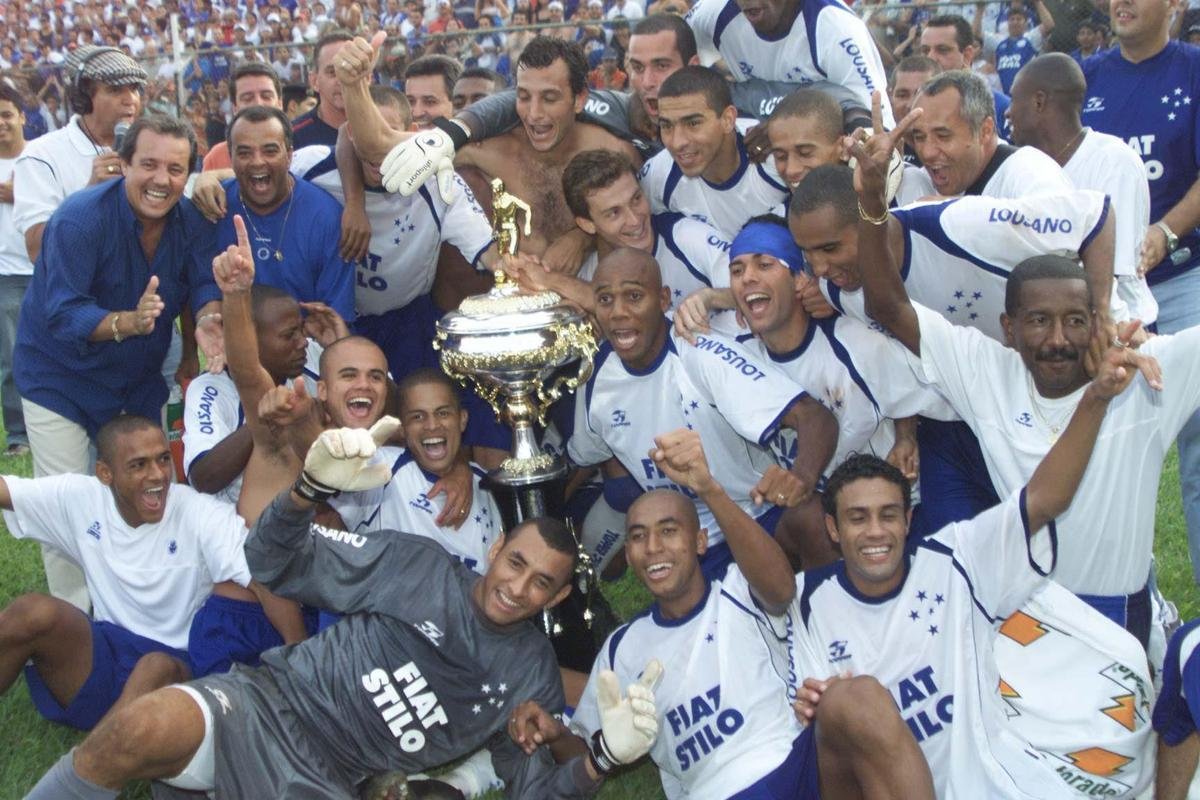 O primeiro passo do Cruzeiro em 2003 para alcanar a histrica Trplice Coroa foi dado em 16 de maro, com a conquista do Campeonato Mineiro de pontos corridos. A taa foi erguida de forma antecipada com a vitria por 4 a 0 sobre a URT, no estdio Zama Maciel, em Patos de Minas, pela 11 rodada. Deivid, Aristizbel, Alex e Maurinho marcaram os gols do triunfo. Em seguida, o elenco deu a volta olmpica, ergueu a taa diante dos cruzeirenses e desfilou em carro aberto pela cidade do interior de Minas. No retorno a BH, naquele mesmo dia, o grupo foi recebido com festa pela torcida no Aeroporto da Pampulha. O Cruzeiro foi campeo estadual invicto. O ltimo jogo foi contra o Tupi, no Mineiro.