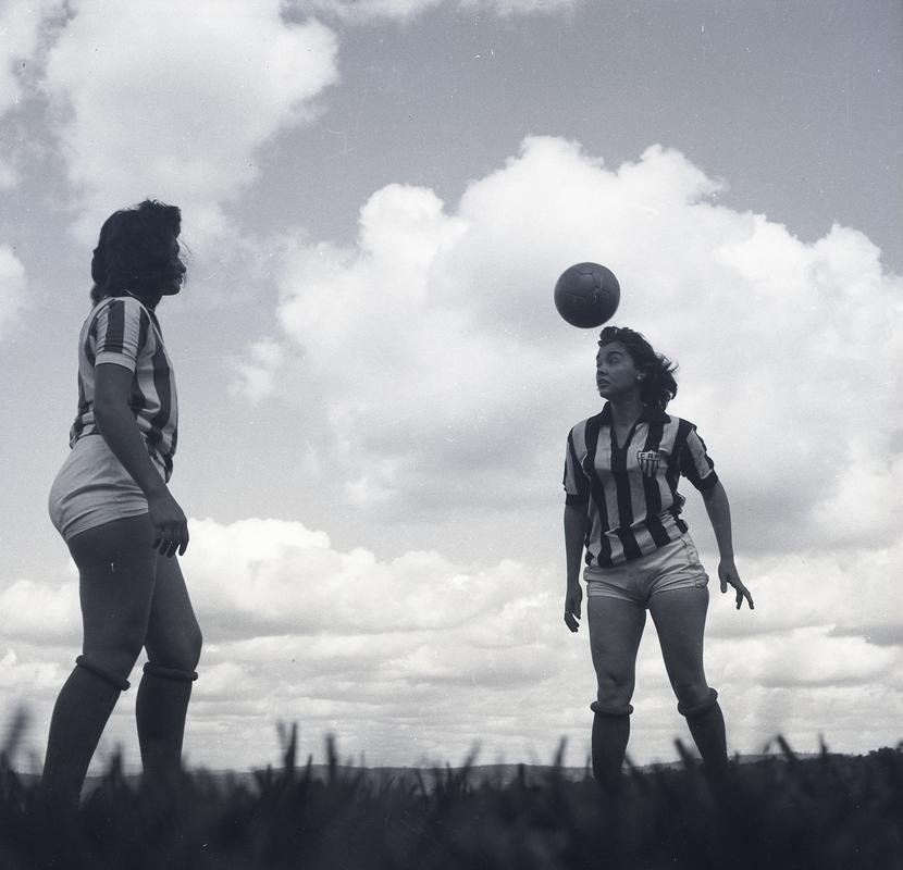 Para promoo do clssico, Mirna, do Amrica, e Marielza, do Atletico, fizeram uma sesso de fotos