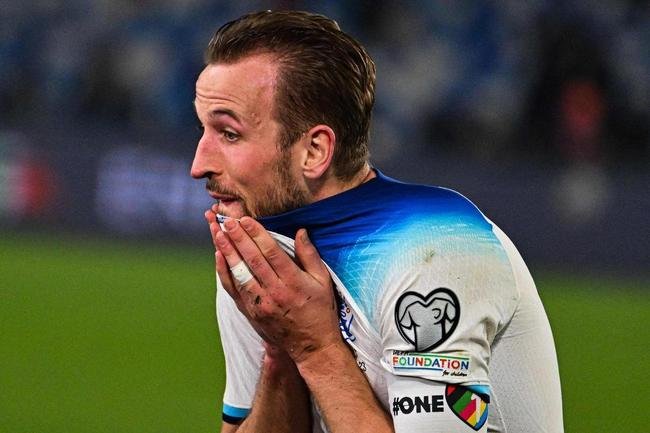 Itlia e Inglaterra se enfrentaram no Estdio Diego Maradona, em Npoles, pelo Grupo C das Eliminatrias da Eurocopa
