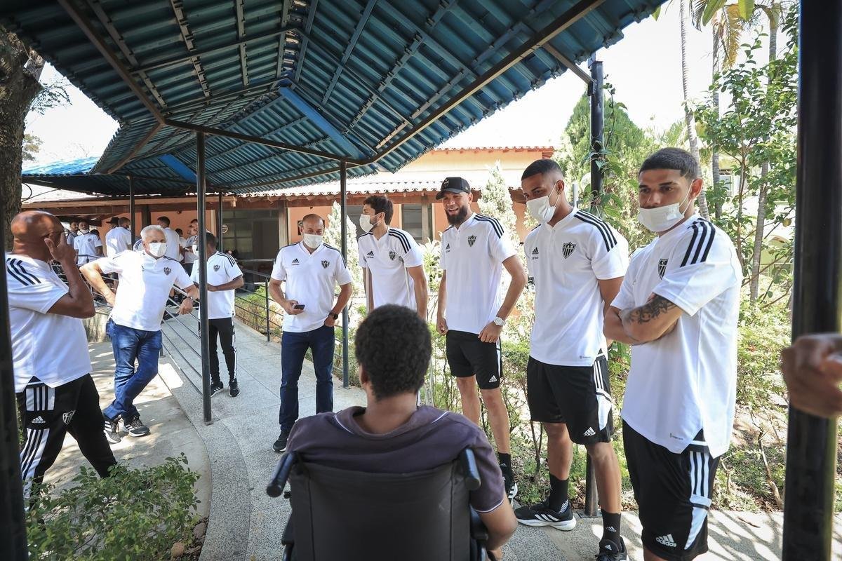 Jogadores do Atltico visitam Ncleo Assistencial Caminhos para Jesus
