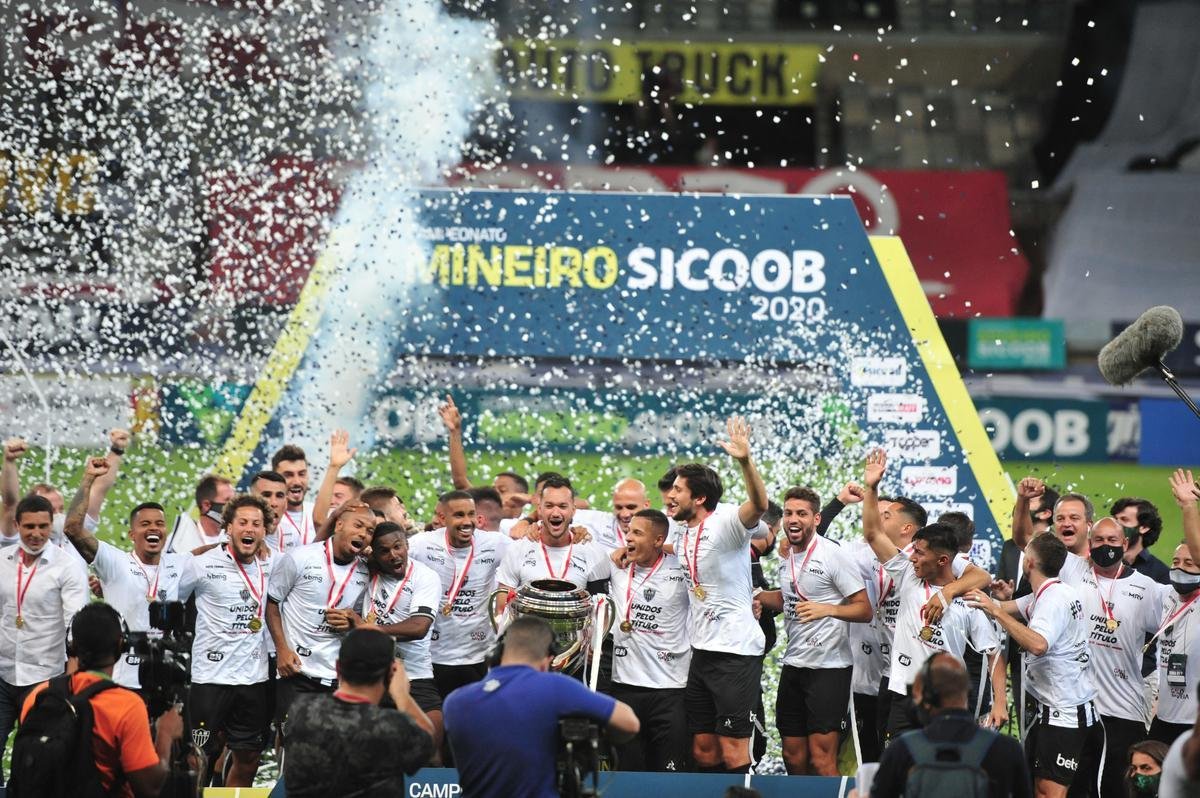 Atltico ergue a taa de campeo mineiro de 2020; na comemorao, tcnico Jorge Sampaoli  carregado pelos jogadores no Mineiro