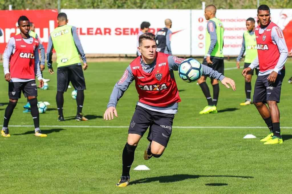 Galo fecha preparao para jogo contra o Grmio no CT do Internacional