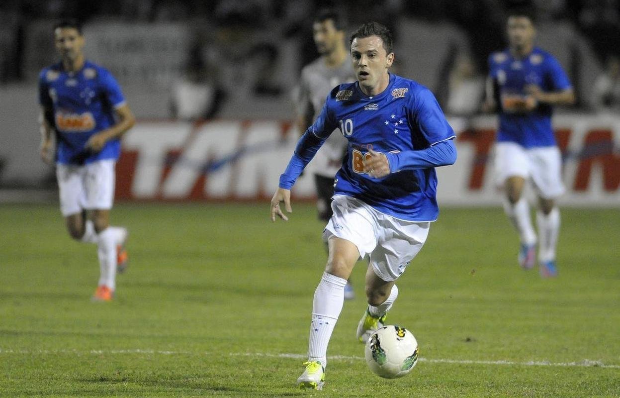 Montillo: o Santos pagou 6 milh�es de euros pelos 60% dos direitos econ�micos que o Cruzeiro tinha do armador argentino e ainda cedeu o volante Henrique. O valor l�quido da transfer�ncia foi de R$ 16,2 milh�es.