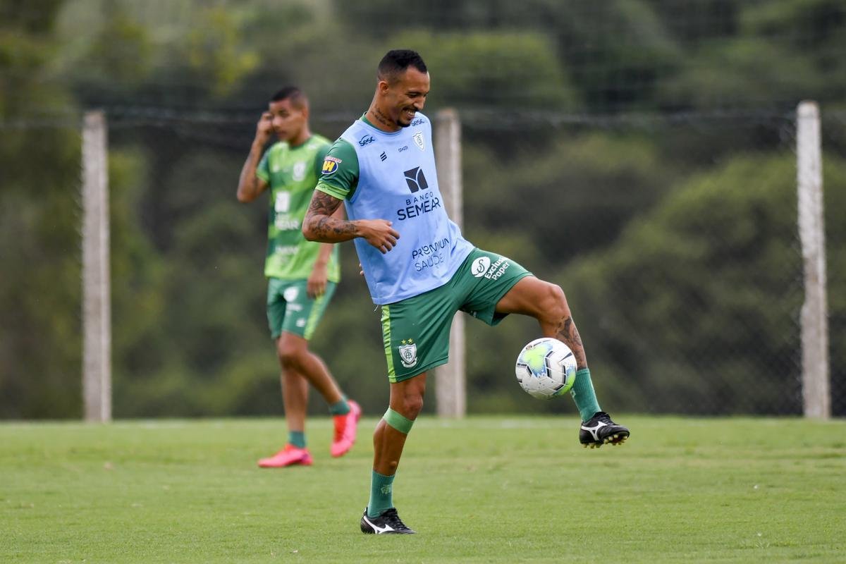 Titulares do Amrica foram poupados do treino com bola no campo, nesta segunda-feira, no CT Lanna Drumond. De qualquer forma, todo o elenco participou de uma palestra com o tcnico Lisca. A novidade do dia foi a volta do zagueiro Eduardo Bauermann s atividades normais. O volante Z Ricardo segue como dvida para enfrentar o Internacional na quarta-feira, em 'deciso' pela Copa do Brasil