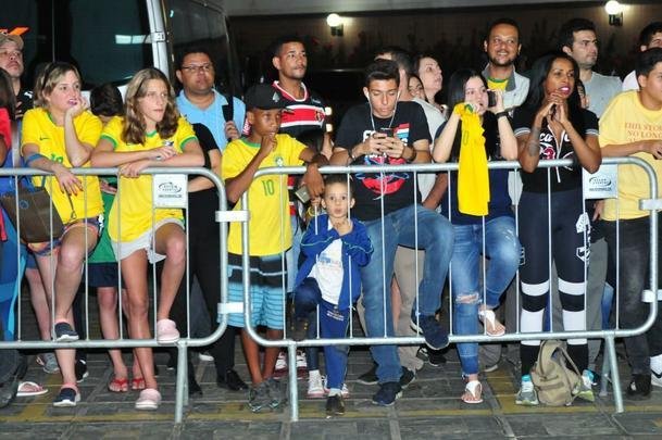 Jogadores da Seleo Brasileira deixaram o hotel rumo ao Mineiro e receberam apoio caloroso da torcida mineira para encarar a Argentina pela semifinal da Copa Amrica