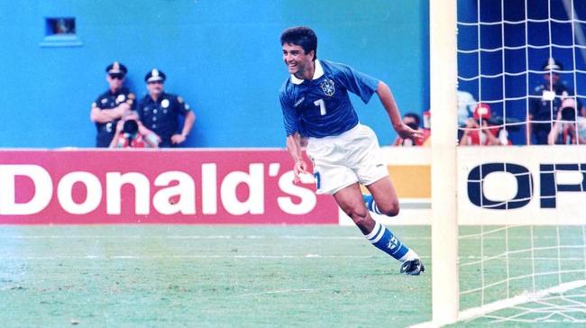 1994 - Uniforme azul voltou a ser utilizado em Copas do Mundo e 'espelhava' o padrão da camisa amarela, novamente com detalhes brancos