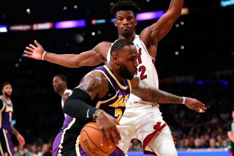 Anthony Davis faz jogo antológico e Lakers vence a 1º batalha