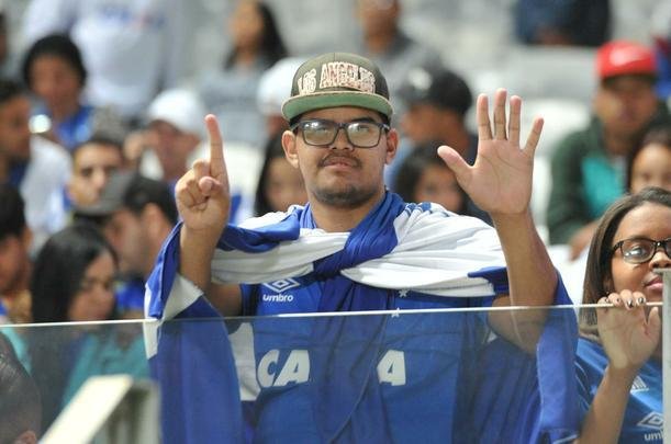 Torcida do Cruzeiro encarou frio e crise de abastecimento para apoiar o time contra o Palmeiras, no Mineiro