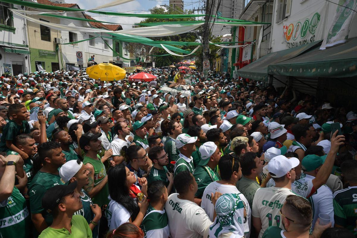 Em So Paulo, torcedores do Pameiras assistem  final do Mundial de Clubes contra o Chelsea disputada em Abu Dhabi, nos Emirados rabes