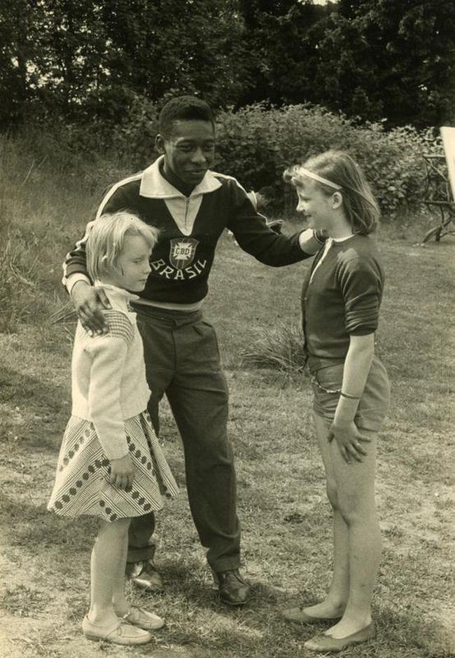 Gotemburgo - Pelé ao lados das crianças suecas que o visitam na concentração da Seleção Brasileira