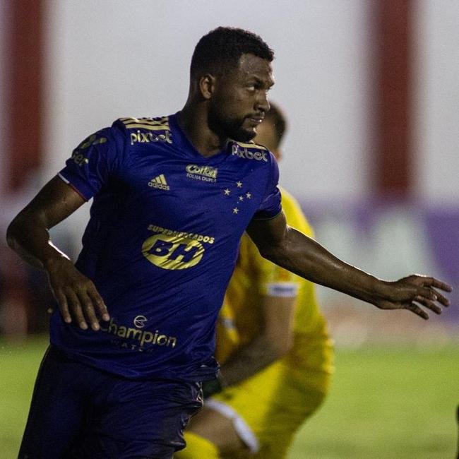 Fotos da goleada do Cruzeiro sobre o Tombense por 3 a 0, neste sbado, no Almeido, em Tombos, pela sexta rodada do Campeonato Mineiro. Time celeste  lder, com 15 pontos. Gols foram de Daniel Jnior, Giovanni e Thiago