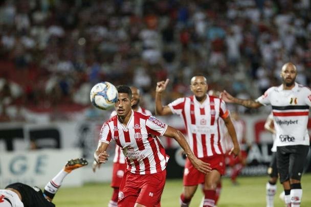Equipes se enfrentaram no estdio do Arruda pela nona rodada da Srie C.