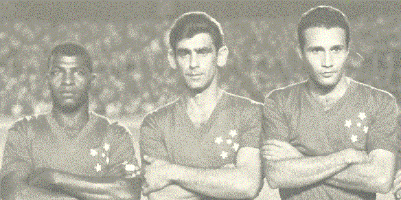 Pedro Paulo (esq) foi o lateral-direito em 1966. Ele era chamado pela torcida de 'PP', e era conhecido pela marcao forte. Nos jogos no Mineiro, os torcedores celestes entoavam o apelido do jogador para intimidar os craques adversrios. Ele faleceu em 2008 na capital mineira. 