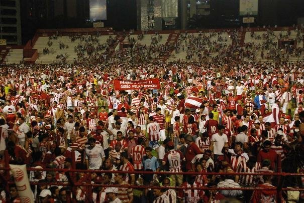 Aqui, o terceiro acesso à Série A na história do Náutico, em 2011. A invasão protagonizada pela torcida alvirrubra aconteceu na última rodada da Série B, após o empate de 2 a 2 com a Ponte Preta