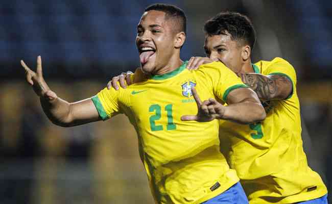 Vitor Roque marcou primeiro gol do Brasil na goleada sobre o Uruguaio