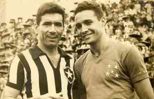 Revelado pelo Renascena, Procpio teve trs passagens pelo Cruzeiro: de 1959 a 1961, de 1966 a 1968 e de 1973 a 1974. Na foto, Procpio ao lado do craque histrico Nilton Santos, do Botafogo.