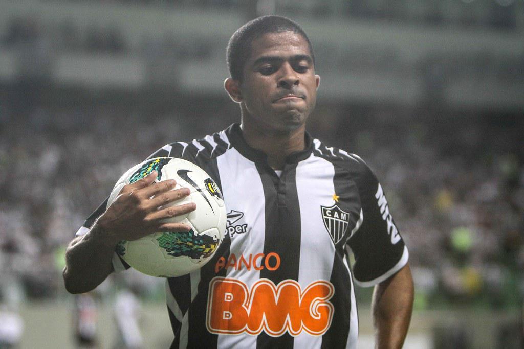 Júnior César - lateral-esquerdo