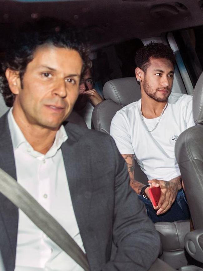 Neymar chegou ao Hospital Mater Dei, na Regi�o Centro-Sul de Belo Horizonte, na noite desta sexta-feira
