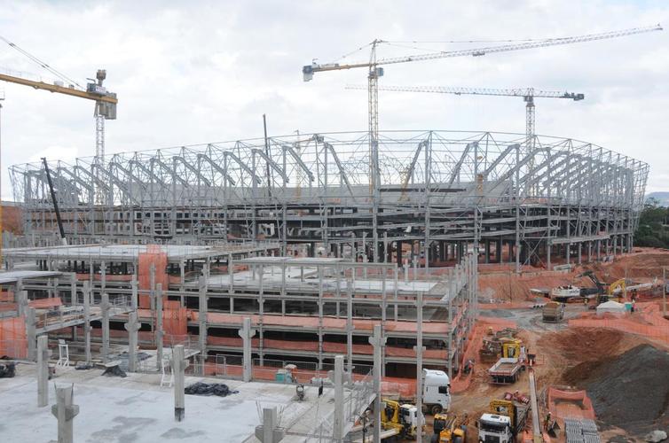 Nesta quarta-feira (20), as obras da Arena MRV, no Bairro Califórnia, em Belo Horizonte, adentraram em uma nova etapa. Isso porque as placas da cobertura do estádio começaram a ser instaladas, conferindo 'novo visual' ao projeto da futura casa do Atlético.