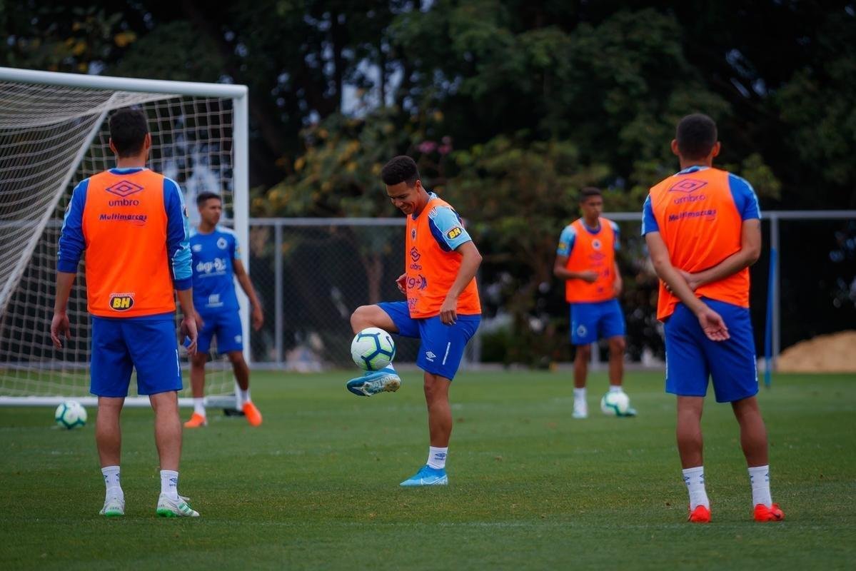 Treino do Cruzeiro nesta segunda-feira, na Toca da Raposa II. Time de Rogrio Ceni enfrenta o Cear na quarta-feira, s 19h30, no Castelo, em Fortaleza, pela 21 rodada do Campeonato Brasileiro