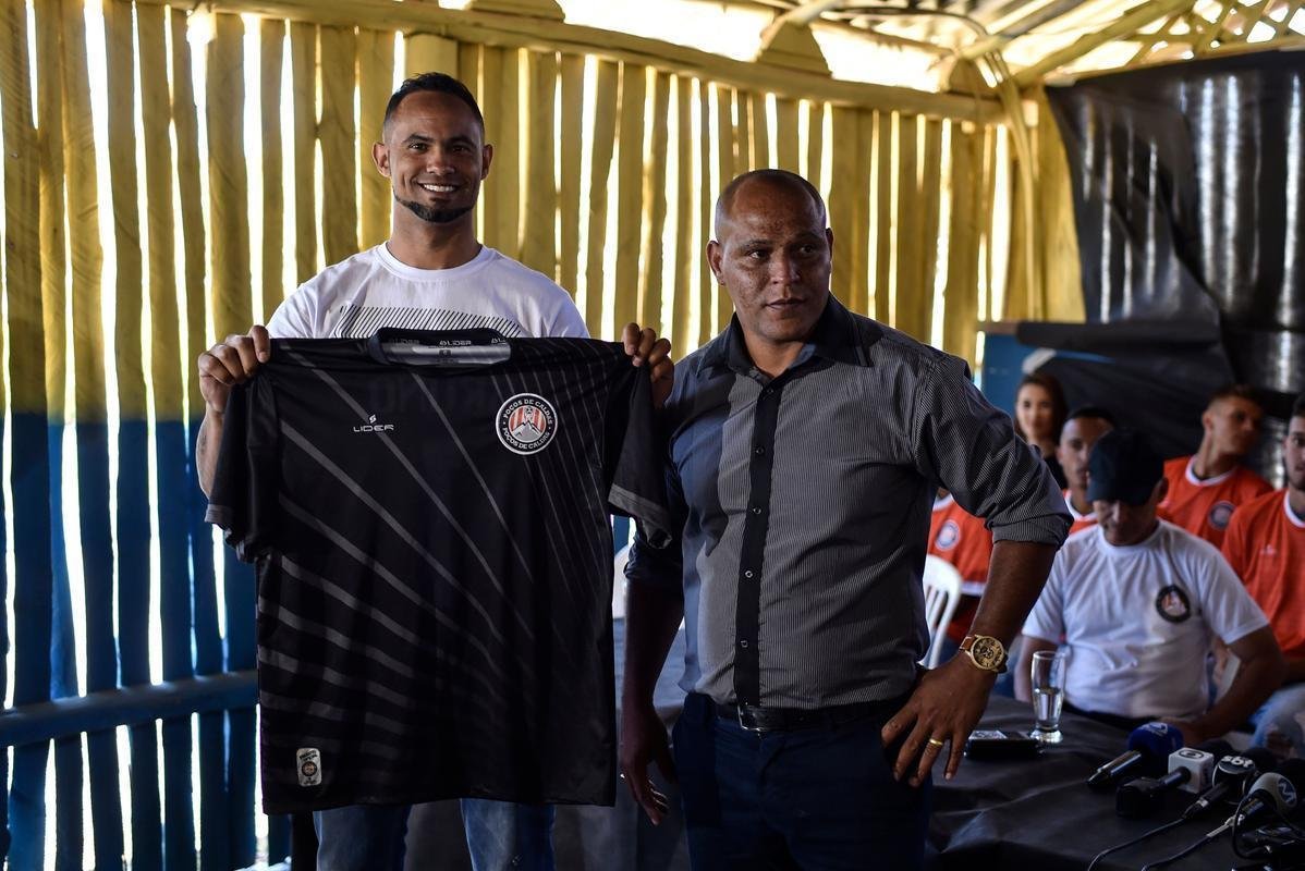 Goleiro Bruno foi apresentado neste sbado pelo Poos de Caldas